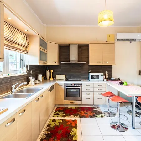 Kalamata's Sunny Retreat Near The Historic Center *