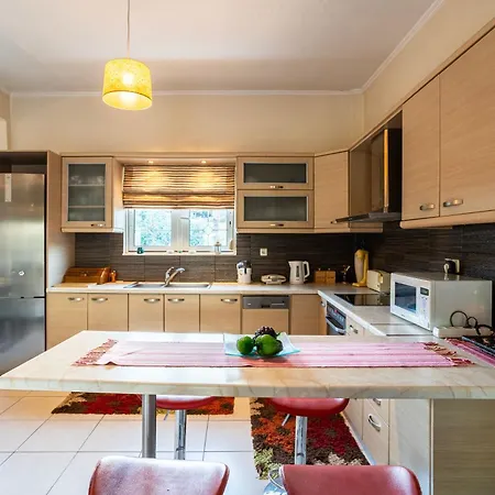 Kalamata's Sunny Retreat Near The Historic Center