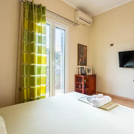 Apartament Kalamata's Sunny Retreat Near The Historic Center *