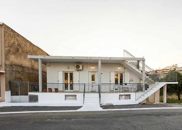 Kalamata's Sunny Retreat Near The Historic Center Appartement *