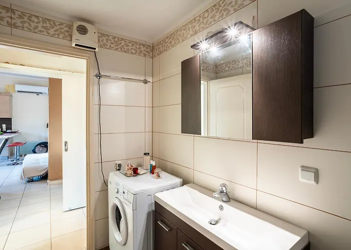 Kalamata's Sunny Retreat Near The Historic Center Appartement *