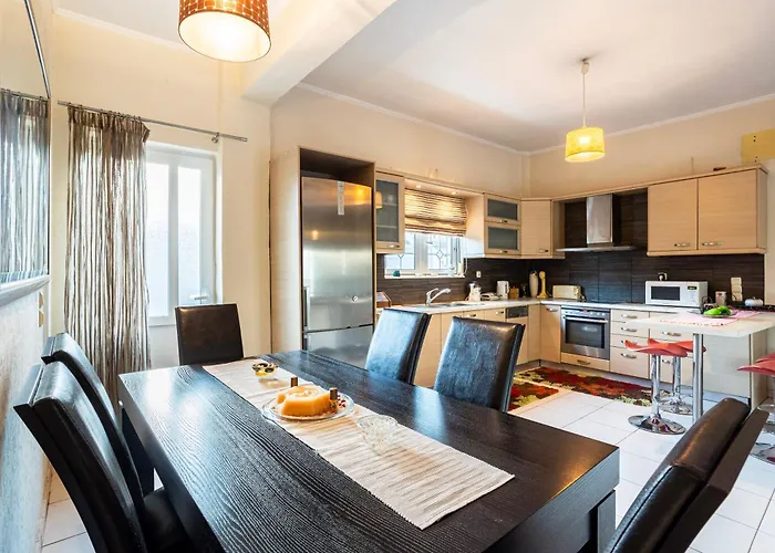 Kalamata's Sunny Retreat Near The Historic Center Appartement