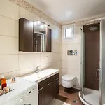 شقة Kalamata's Sunny Retreat Near The Historic Center *