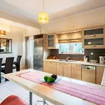Kalamata's Sunny Retreat Near The Historic Center *