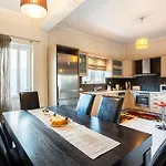 Kalamata's Sunny Retreat Near The Historic Center شقة