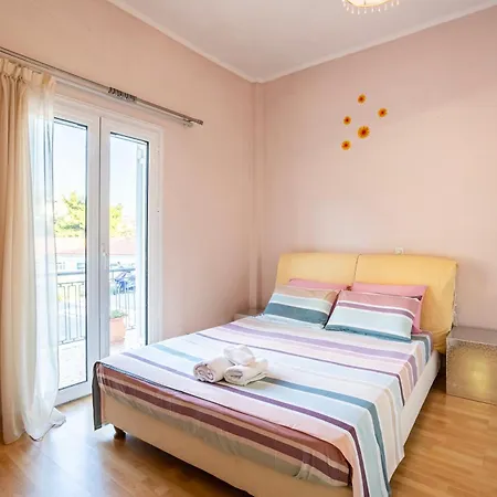 شقة Kalamata's Sunny Retreat Near The Historic Center كالاماتا