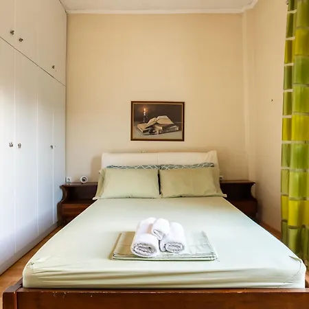 Kalamata's Sunny Retreat Near The Historic Center Kalamáta