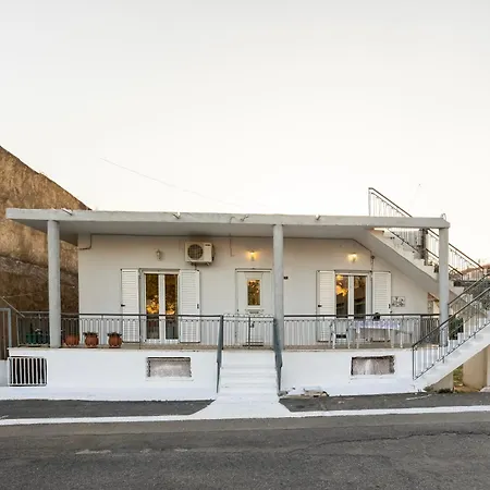 Kalamata's Sunny Retreat Near The Historic Center Apartman *