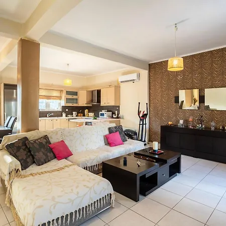 Kalamata's Sunny Retreat Near The Historic Center *