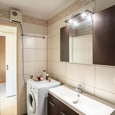Kalamata's Sunny Retreat Near The Historic Center 公寓 *