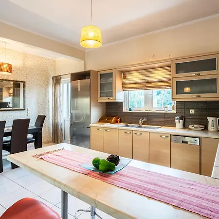 Kalamata's Sunny Retreat Near The Historic Center *