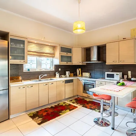 Kalamata's Sunny Retreat Near The Historic Center 卡拉马塔