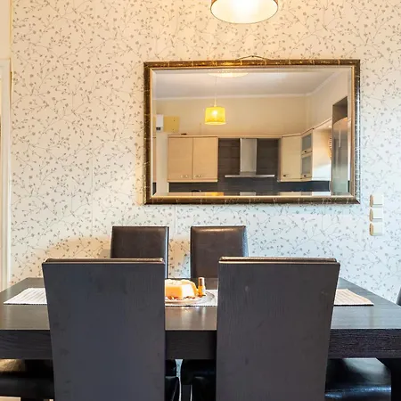 Kalamata's Sunny Retreat Near The Historic Center شقة