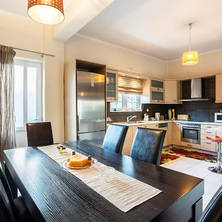 Kalamata's Sunny Retreat Near The Historic Center Apartman