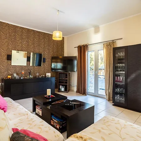 Kalamata's Sunny Retreat Near The Historic Center 卡拉马塔