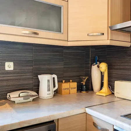 公寓 Kalamata's Sunny Retreat Near The Historic Center *