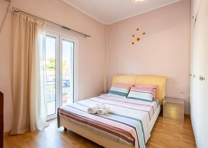 شقة Kalamata's Sunny Retreat Near The Historic Center كالاماتا