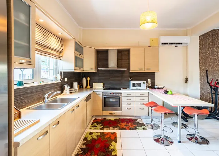 Kalamata's Sunny Retreat Near The Historic Center *