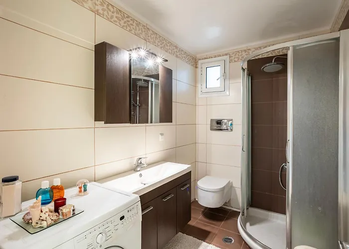 شقة Kalamata's Sunny Retreat Near The Historic Center *