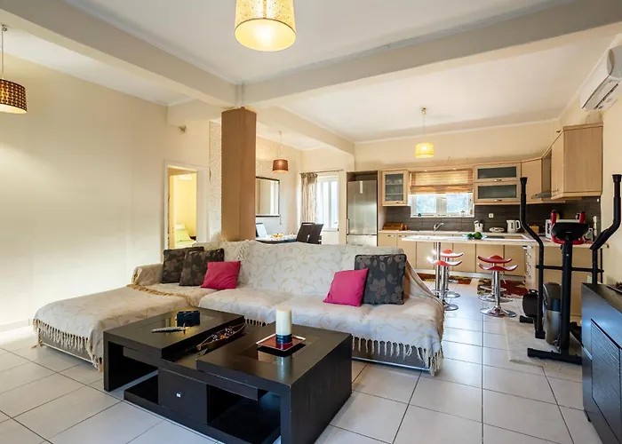 شقة Kalamata's Sunny Retreat Near The Historic Center كالاماتا