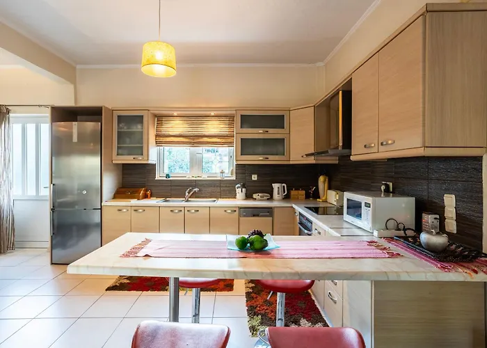 Kalamata's Sunny Retreat Near The Historic Center