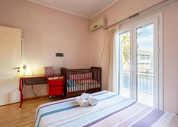 شقة Kalamata's Sunny Retreat Near The Historic Center *