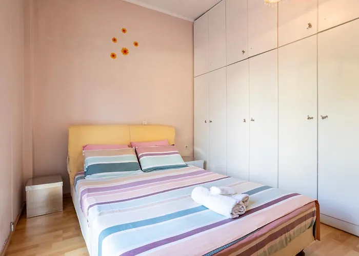 Kalamata's Sunny Retreat Near The Historic Center شقة كالاماتا