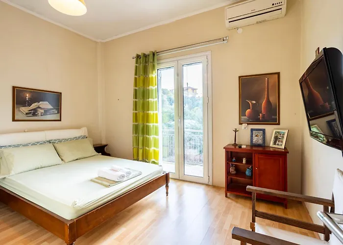 شقة Kalamata's Sunny Retreat Near The Historic Center كالاماتا