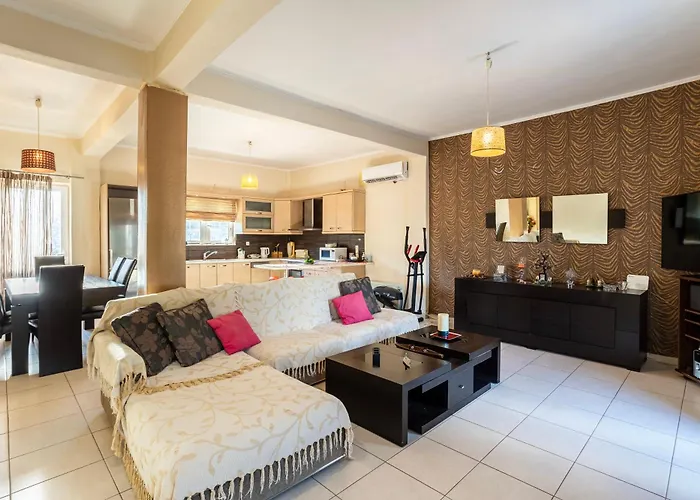 Kalamata's Sunny Retreat Near The Historic Center *