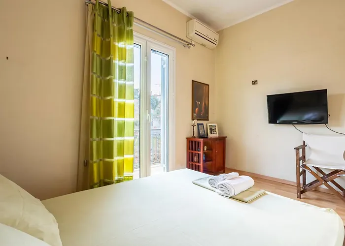 شقة Kalamata's Sunny Retreat Near The Historic Center *
