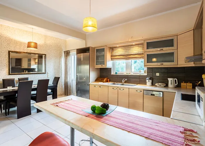 Kalamata's Sunny Retreat Near The Historic Center *