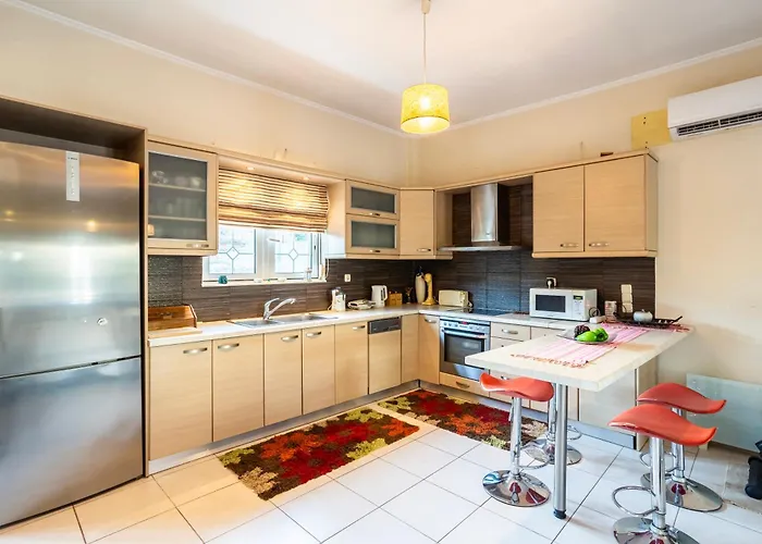 Kalamata's Sunny Retreat Near The Historic Center كالاماتا