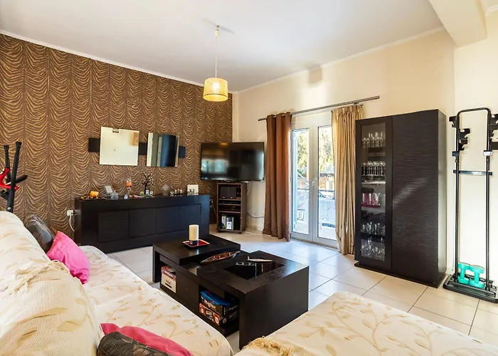 Kalamata's Sunny Retreat Near The Historic Center كالاماتا