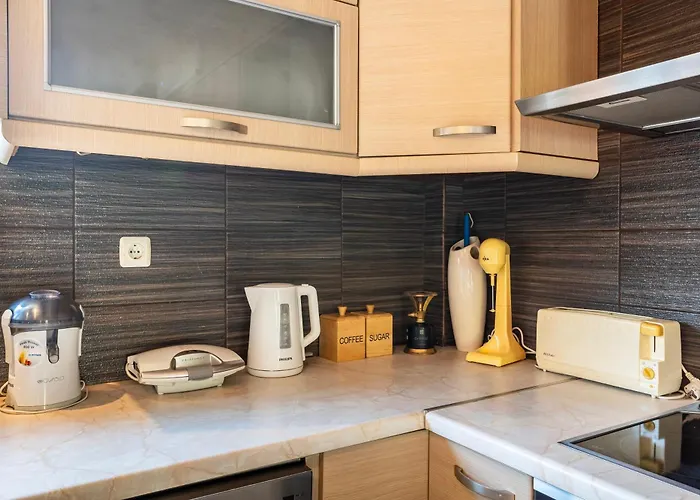 شقة Kalamata's Sunny Retreat Near The Historic Center *