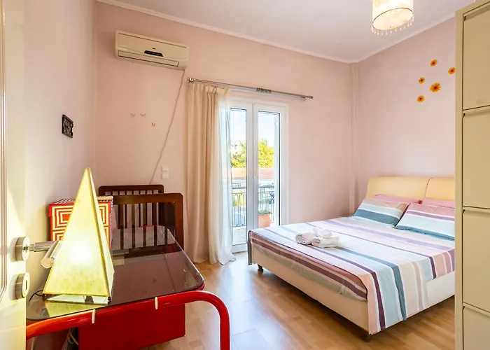 Kalamata's Sunny Retreat Near The Historic Center